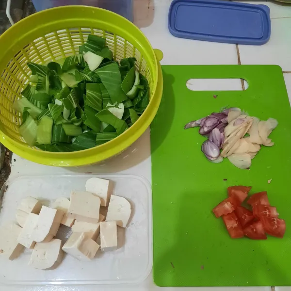 Siapkan semua bahan, cuci bersih kemudian potong-potong