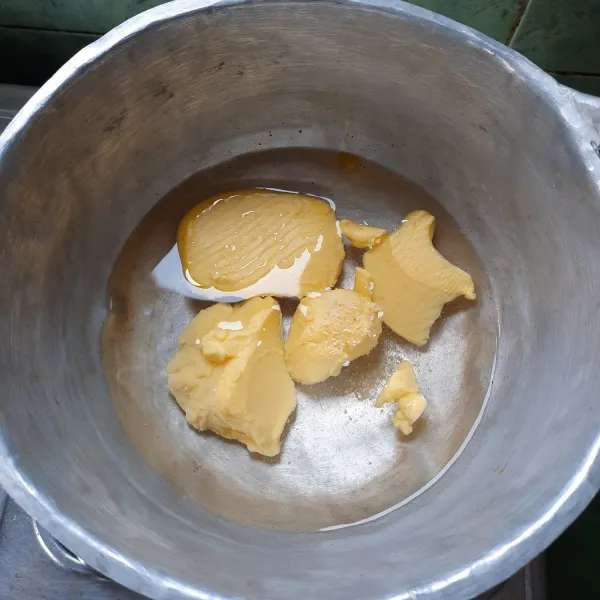 Campurkan mentega dan air panaskan sampai larut dan mendidih.