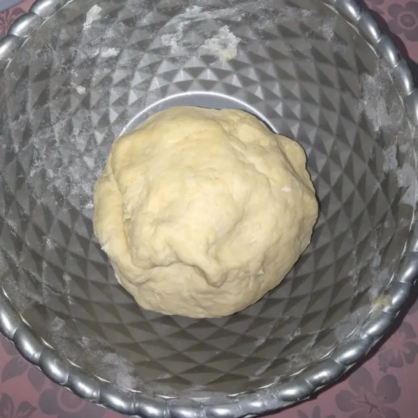 Tuang air sedikit demi sedikit sambil diuleni hingga kalis (bila perlu uleni dengan mixer hooq sebentar cukup kalis).