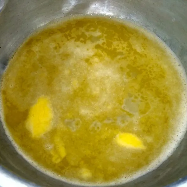 Rebus air, mentega dan garam sampai mentega mencair.