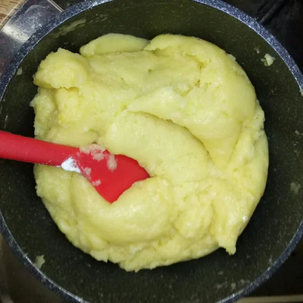 Masukan tepung terigu, aduk terus selama 4 menit hingga adonan menggumpal.