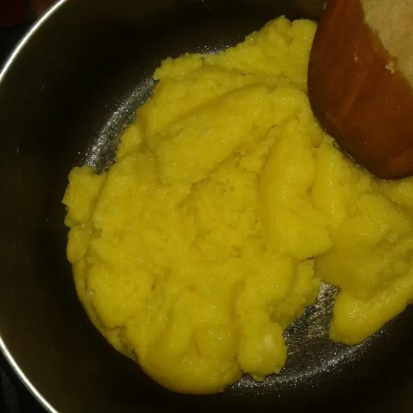 Masak hingga adonan kalis, tidak bergerindil dan airnya hilang sama sekali. Matikan kompor. Dinginkan dalam suhu ruang (penting).