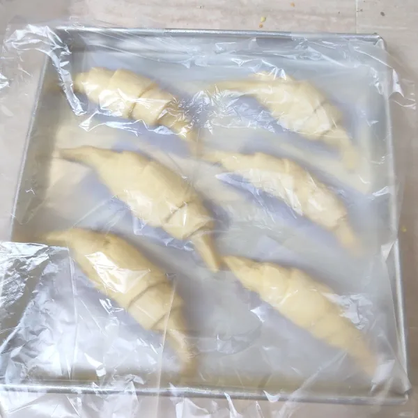 Kemudian tata dalam loyang, tutup plastik, diamkan selama 30 menit.