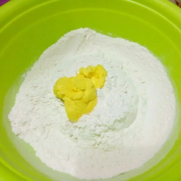 Campur terigu, gula pasir & garam, aduk rata. Tambahkan mentega, aduk rata sampai berbulir.