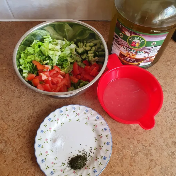 Seraya menunggu, siapkan salad. Potong semua sayuran untuk salad, lalu masukkan bubuk daun mint kering, minyak zaitun, perasan air lemon, dan juga garam. Aduk Rata dan tes rasa