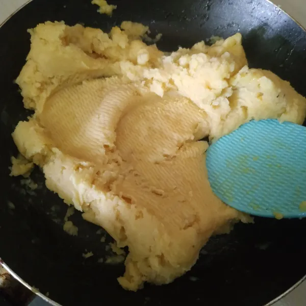 Kemudian masukkan telur, aduk sampai rata.