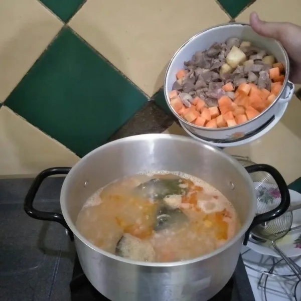 Masukkan rempela, wortel, dan tahu. Masak sekitar 10 menit, koreksi rasa. Kemudian matikan api