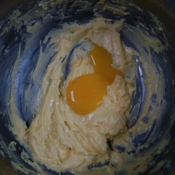 Campur margarin dan gula halus, aduk rata, tambahkan kuning telur, aduk rata kembali.