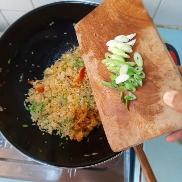 Tambahkan kecap dan daun bawang
