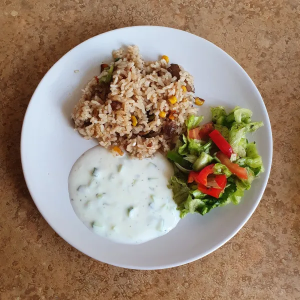 Sajikan nasi kambing bersama salad sederhana dan mentimun yoghurt