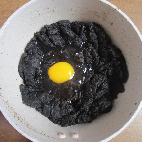 Setelah suhu ruang, masukkan telur. Aduk rata.