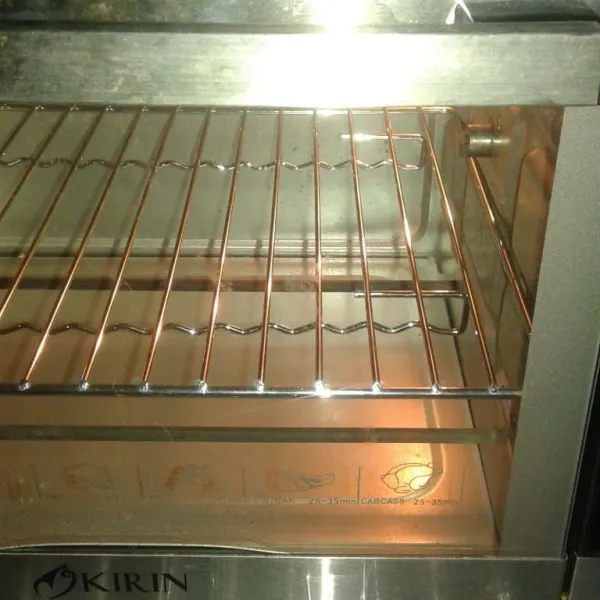 Sementara menunggu adonan dingin. Panaskan oven dalam suhu 200°c.