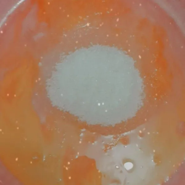 Campur gula pasir & telur dalam 1 wadah, lalu mixer sampai berubah warna menjadi putih.