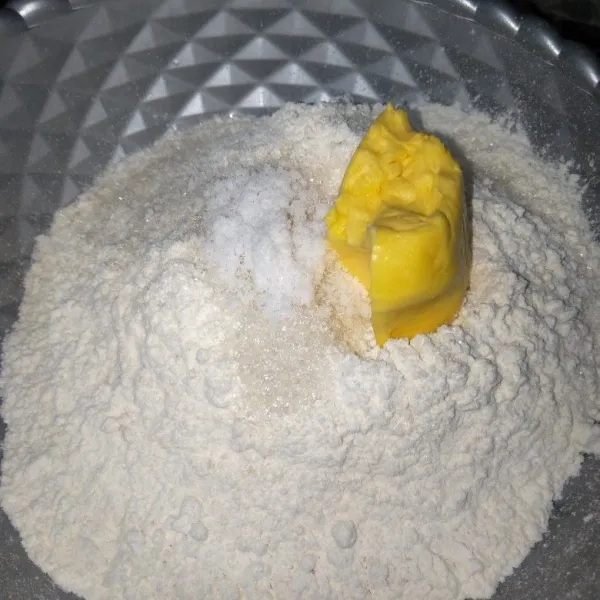 Campur semua bahan kecuali korsvet.