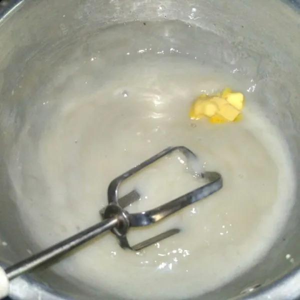 Masukkan mentega dan aduk-aduk hingga tercampur rata.
