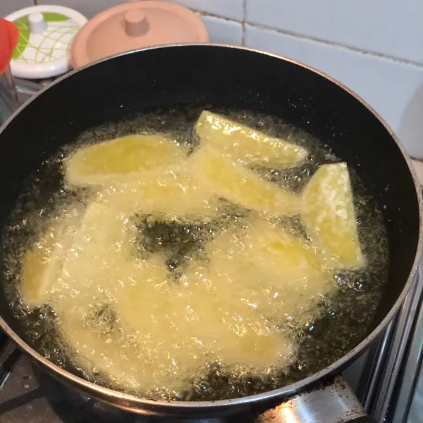 Goreng kentang di minyak panas sampai kecokelatan