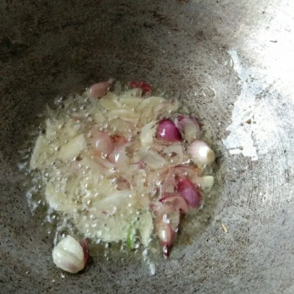 Panaskan wajan dengan minyak secukupnya, tumis irisan bawang merah dan bawang putih hingga harum