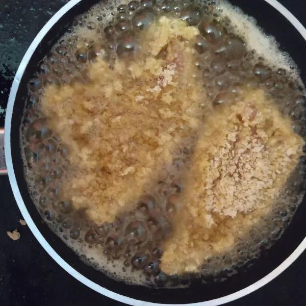 Goreng ayam dengan api paling kecil agar daging bagian dalam matang