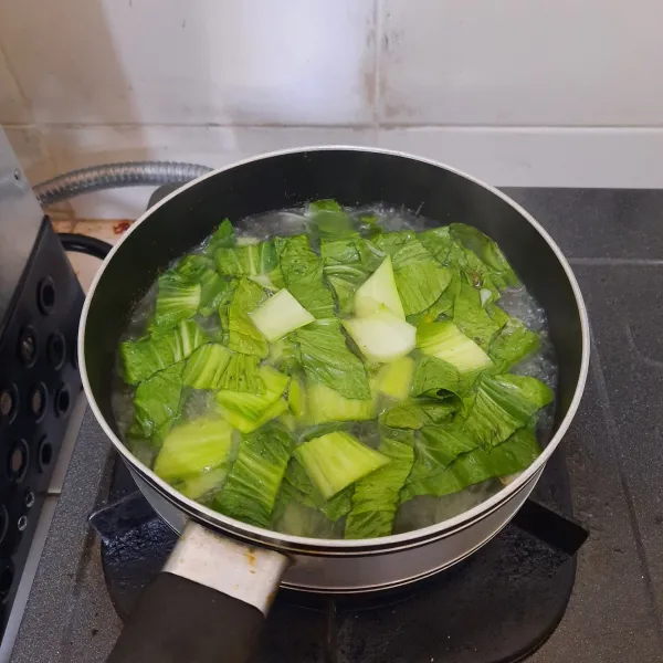 Masukan potongan pokcoy, masak hingga setengah matang