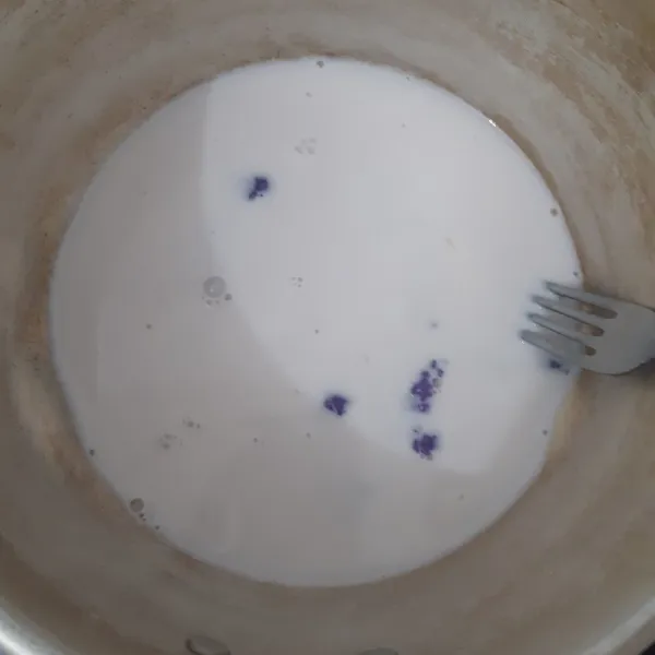 Campurkan susu UHT, kental manis, selai blueberry dan maizena. Aduk hingga merata, kemudian masak sampai mendidih dan matikan