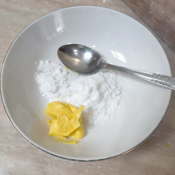Siapkan Bahan olesan: campur jadi satu, gula halus dan margarin.