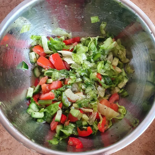 Salad yang siap untuk disajikan, sisihkan