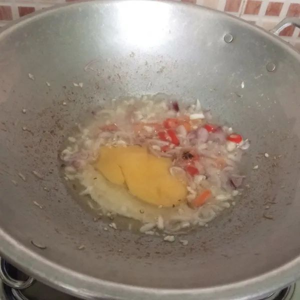 Pinggirkan tumisan ke tepi wajan, masukkan telur dan buat orak-arik