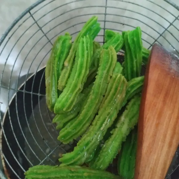 Goreng dalam minyak panas sampai matang. Siap disajikan.
