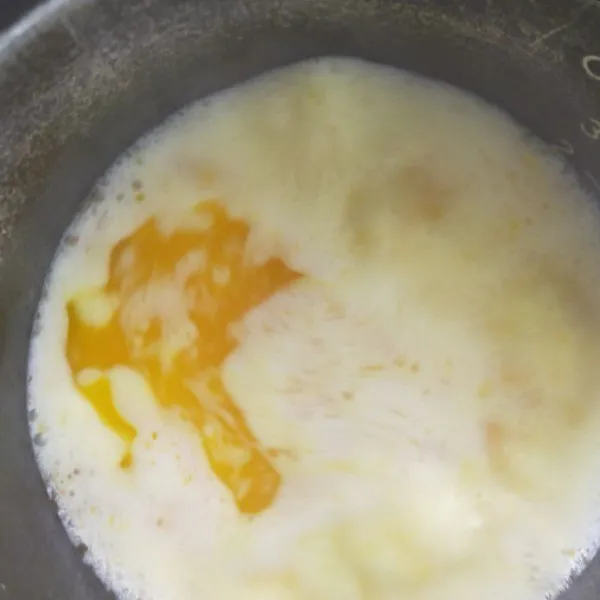 Masak margarin, garam,gula, susu hingga mendidih.