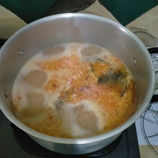 Tambahkan air. Aduk rata tunggu hingga mendidih