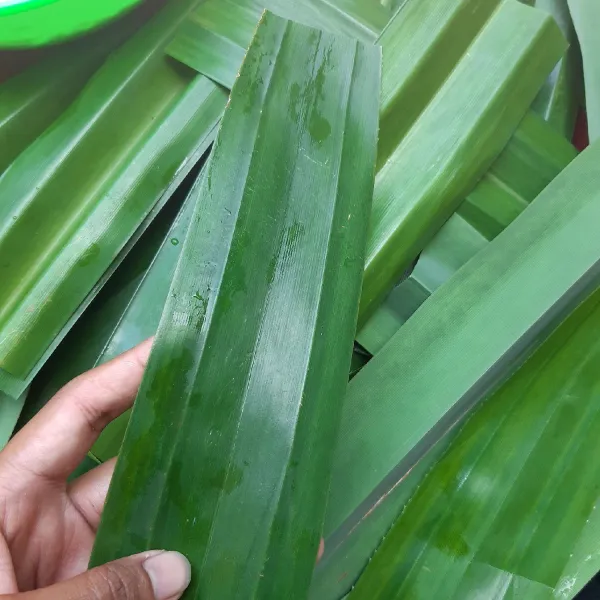 Cuci daun pandan jumbo, potong sepanjang 20 cm