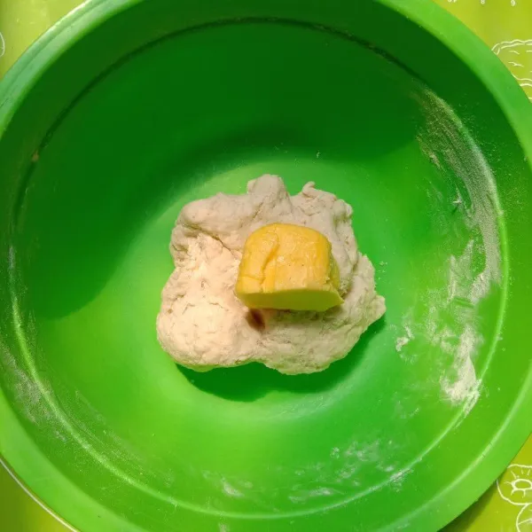 Masukkan margarin dan garam uleni lagi sampai kalis.