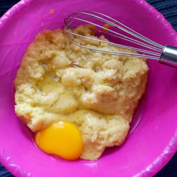 Dinginkan adonan lalu masukan satu per satu telur sambil di campurkan dengan wisk.