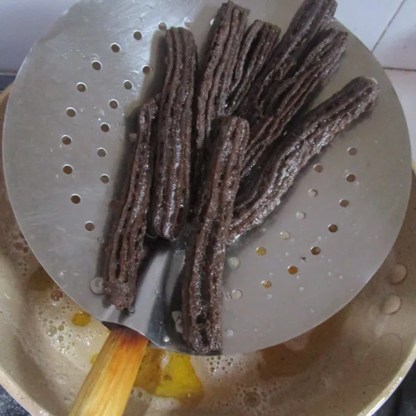 Goreng churros dalam minyak panas hingga matang dengan cara memencet adonan kemudian gunting sepanjang yang diinginkan. Angkat, tiriskan.