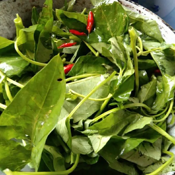 Masukkan kangkung, masak hingga layu