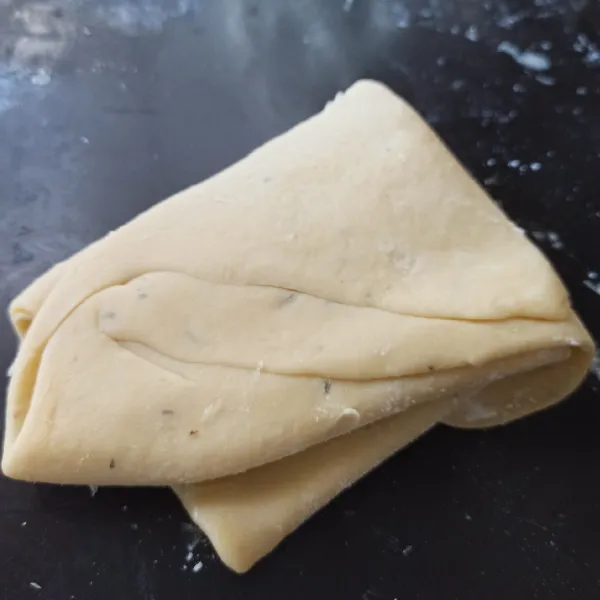 Beri oregano dan keju parut. Gilas kembali Lakukan berulang kali hingga mendapatkan layer yang diinginkan.