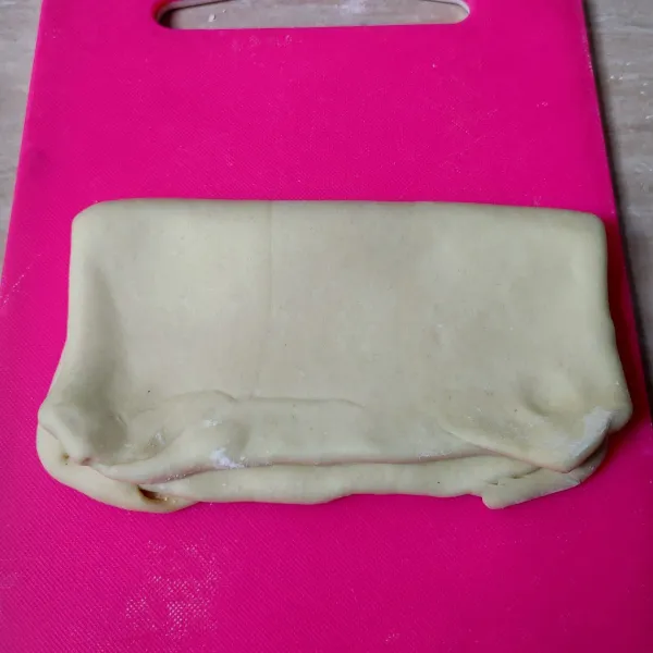 Kemudian gilas tipis adonan, balik sekali, Lalu gilas lagi, kemudian lipat sekali, Lalu gilas memanjang.