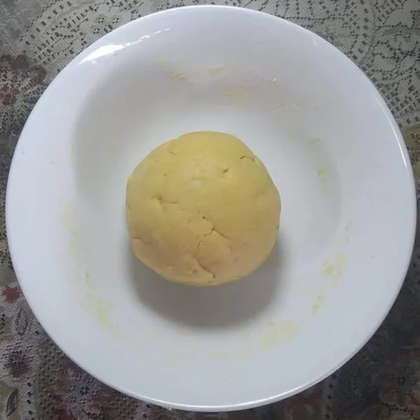 Tambahkan telur, uleni sampai kalis.