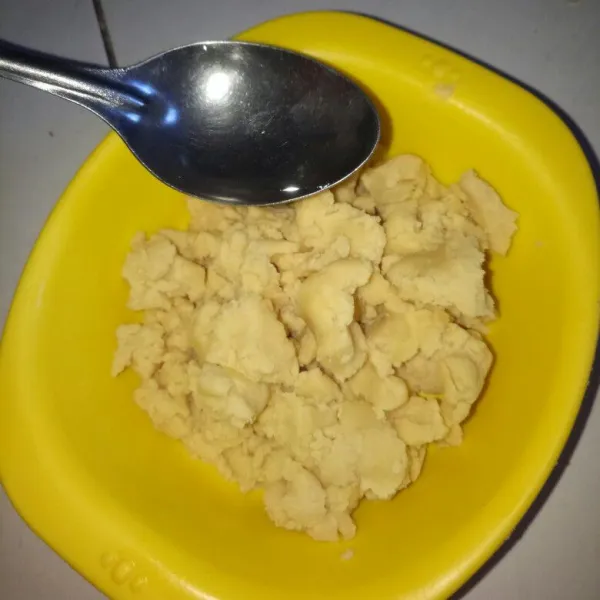Kulit pie : Siapkan wadah, masukan tepung terigu, margarin, garam dan skm. Aduk rata, lalu tambahkan air es.Uleni sampai tercampur rata.