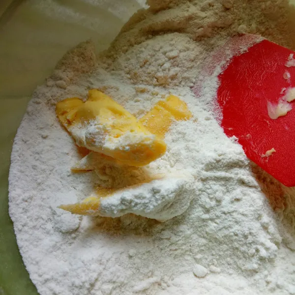 Campur semua bahan pie crust, tambahkan air sedikit demi sedikit.