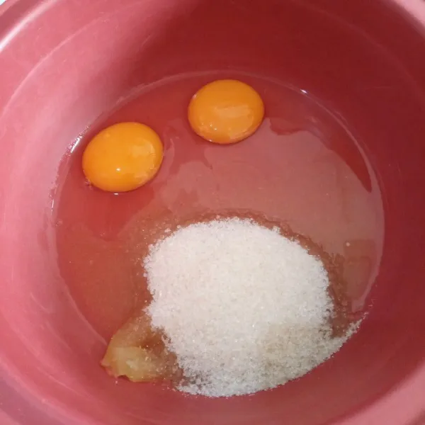 Masukkan telur, gula, dan tbm ke dalam baskom