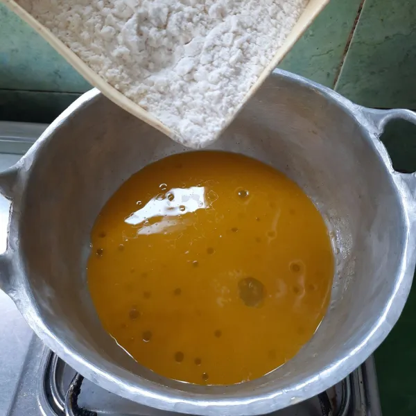 Matikan api masukan tepung aduk rata.