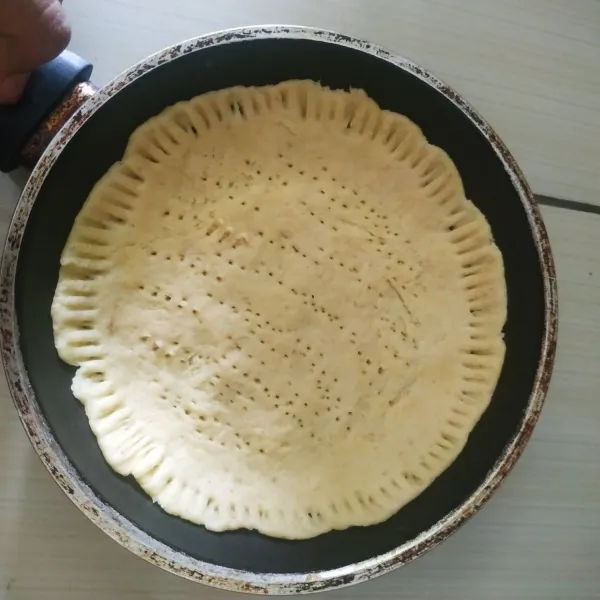 Tusuk-tusuk bagian bawahnya dengan garpu.