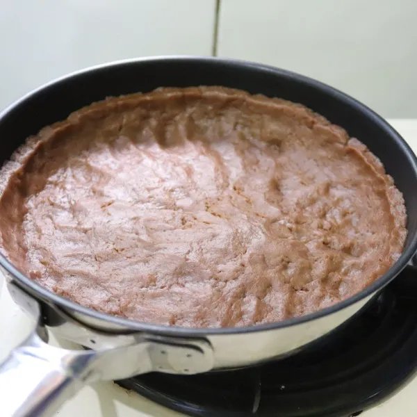 Tata atau cetak adonan kulit pie ke dalam fry pan anti lengket, masak menggunakan api sangat kecil sampai matang.