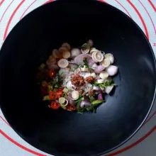 Buat Sambal Matah: Campur semua bahan kecuali air jeruk nipis dan minyak kelapa. Remas menggunakan tangan yang sudah diselubungi sarung tangan plastik.
