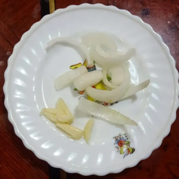 Iris bawang bombai dan bawang putih