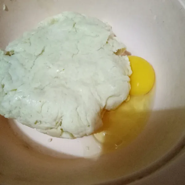 Setelah hangat, tambahkan telur satu per satu.
