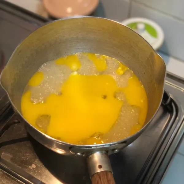 Campurkan margarin, air dan garam lalu masak hingga mendidih.