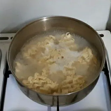 Rebus mie instan hingga matang.