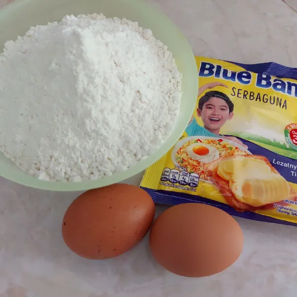 Campurkan tepung dan mentega hingga bergerindil. Tambahkan telur, uleni hingga kalis.Gilas bahan kulit dengan rolling pin.